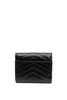 CASSANDRE MATELASSÉ PORTAFOGLI TRI-FOLD COMPATTO IN PELLE GOFFRATA GRAIN DE POUDRE SAINT LAURENT | 403943BOW011000